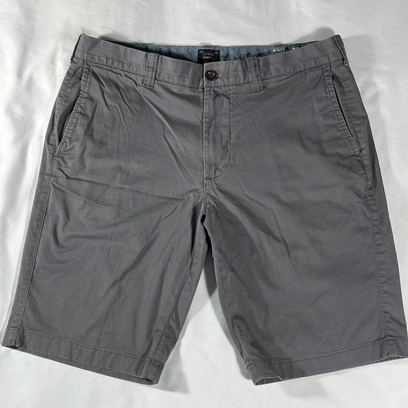 J. Crew mens charcoal grey Stretch basic flat front 10" chino shorts - size 32 - Picture 2 of 12